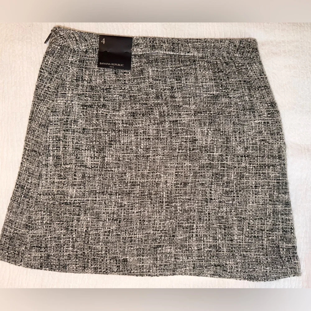 Banana Republic NWT Gray Tweed Mini Skirt With Zip Detailed